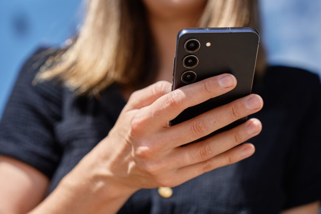 iPhone po zalaniu – co robić, żeby nie zniszczyć płyty głównej?